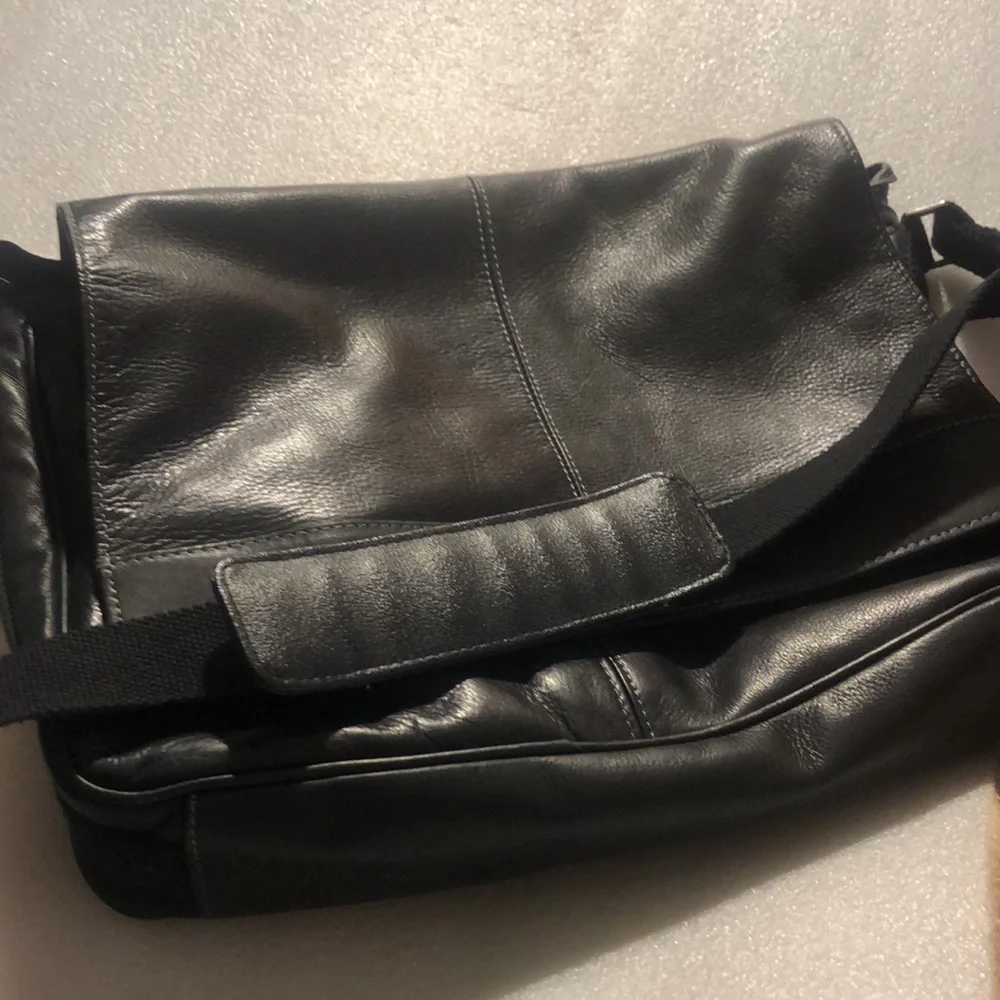 Kenneth Cole Reaction black laptop bag - Picture 2 of 13